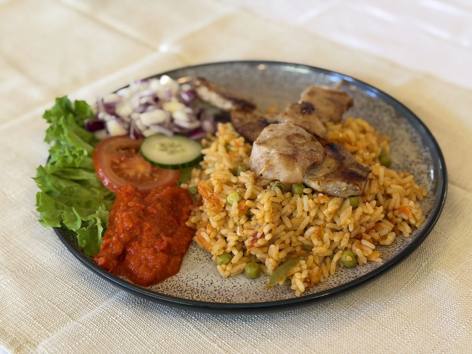 Ražnjići Schweinespieße mit Djuvec-Reis