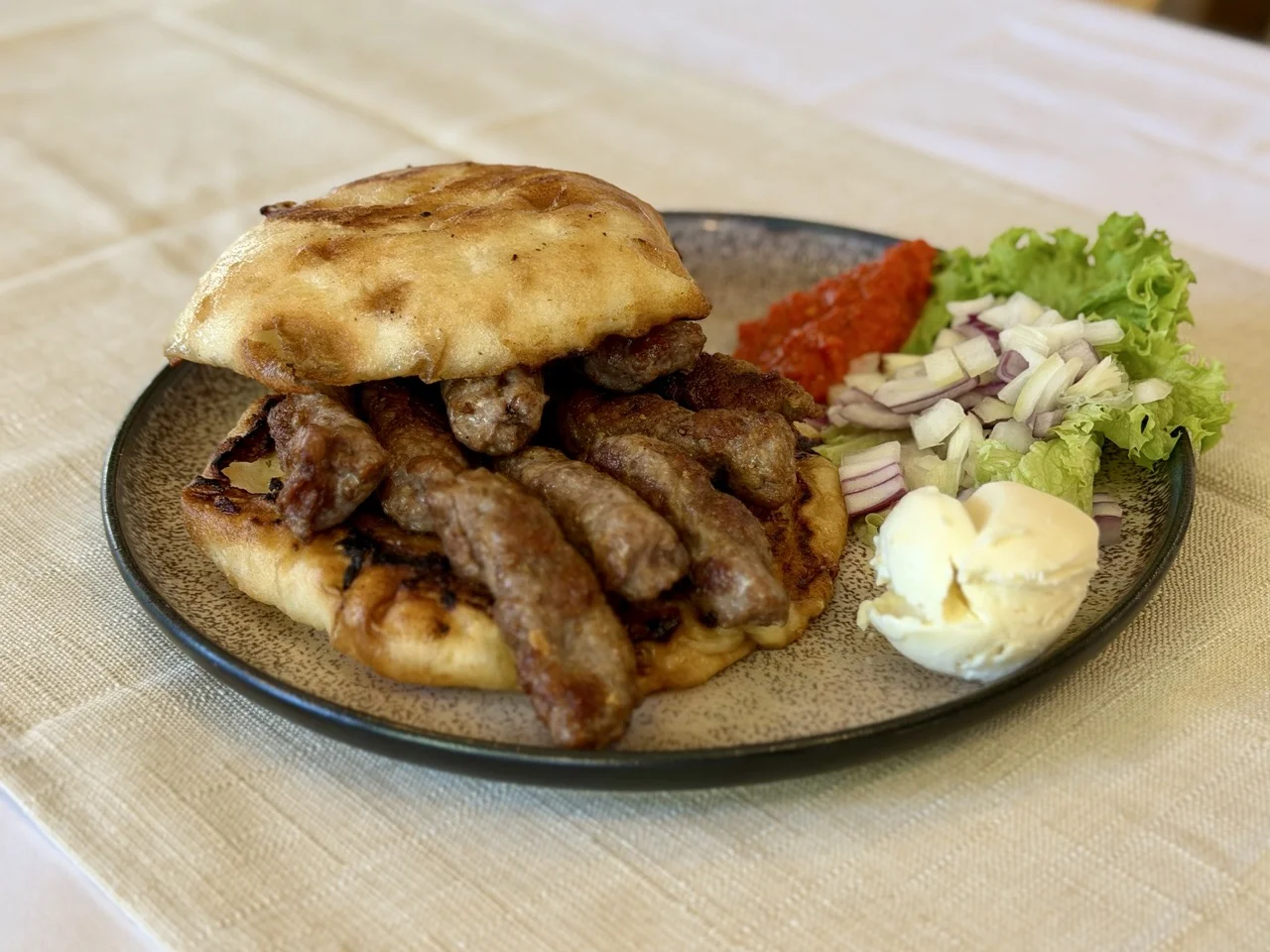 Ćevapčići mit Lepinja, Ajvar und Kajmak