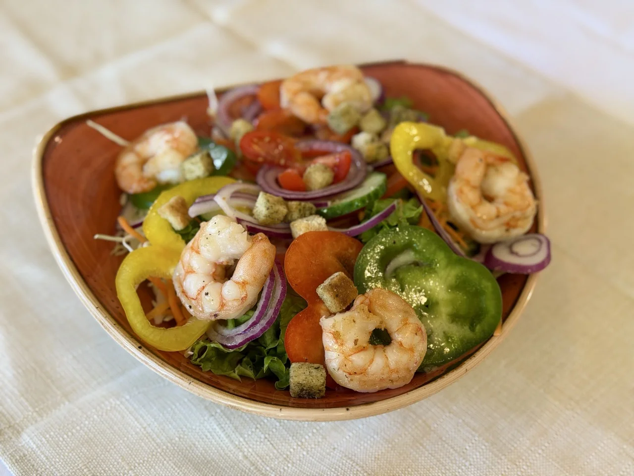 Salat mit Garnelen und Paprika