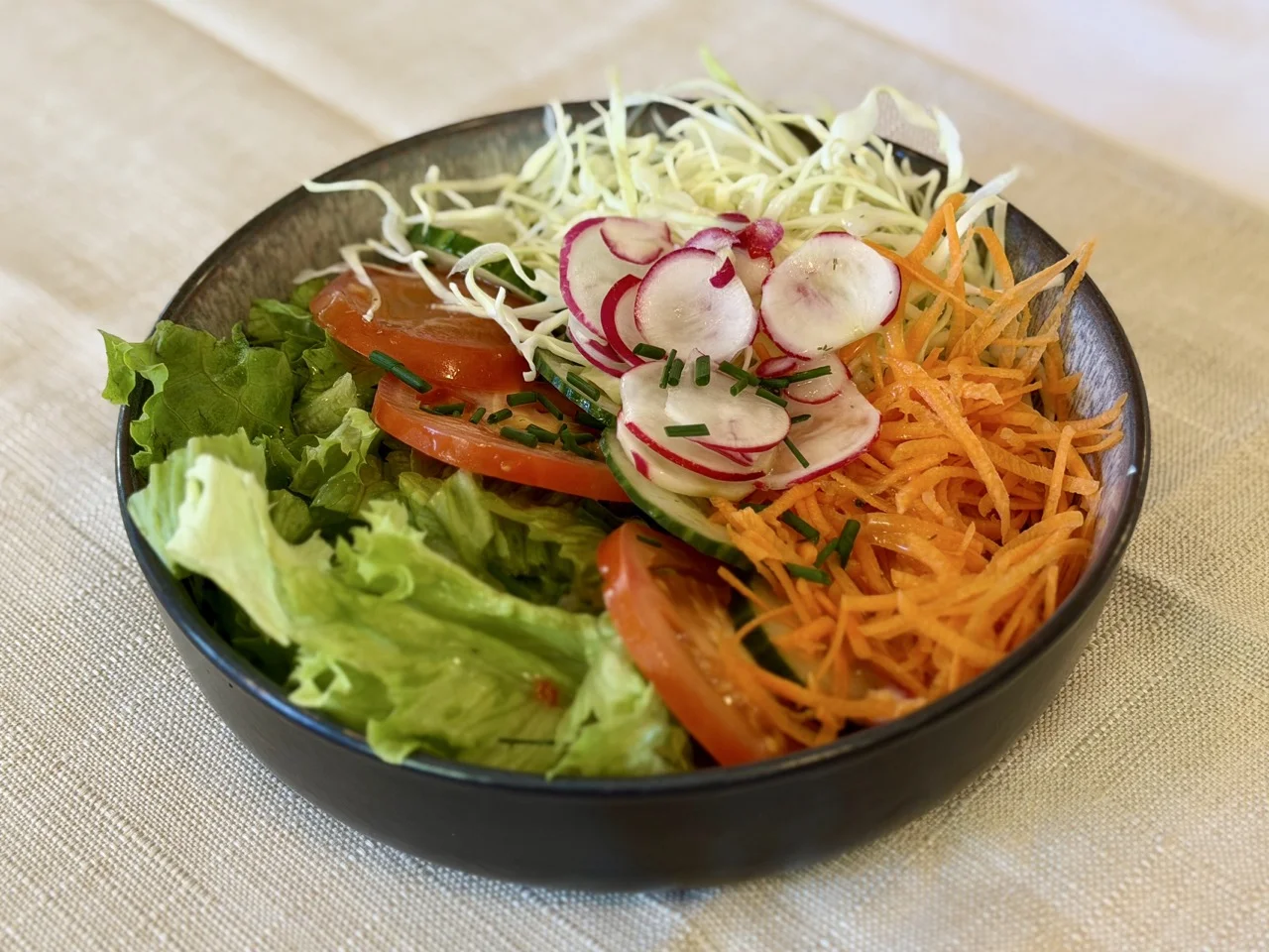 Gemischter Salat in der Schale
