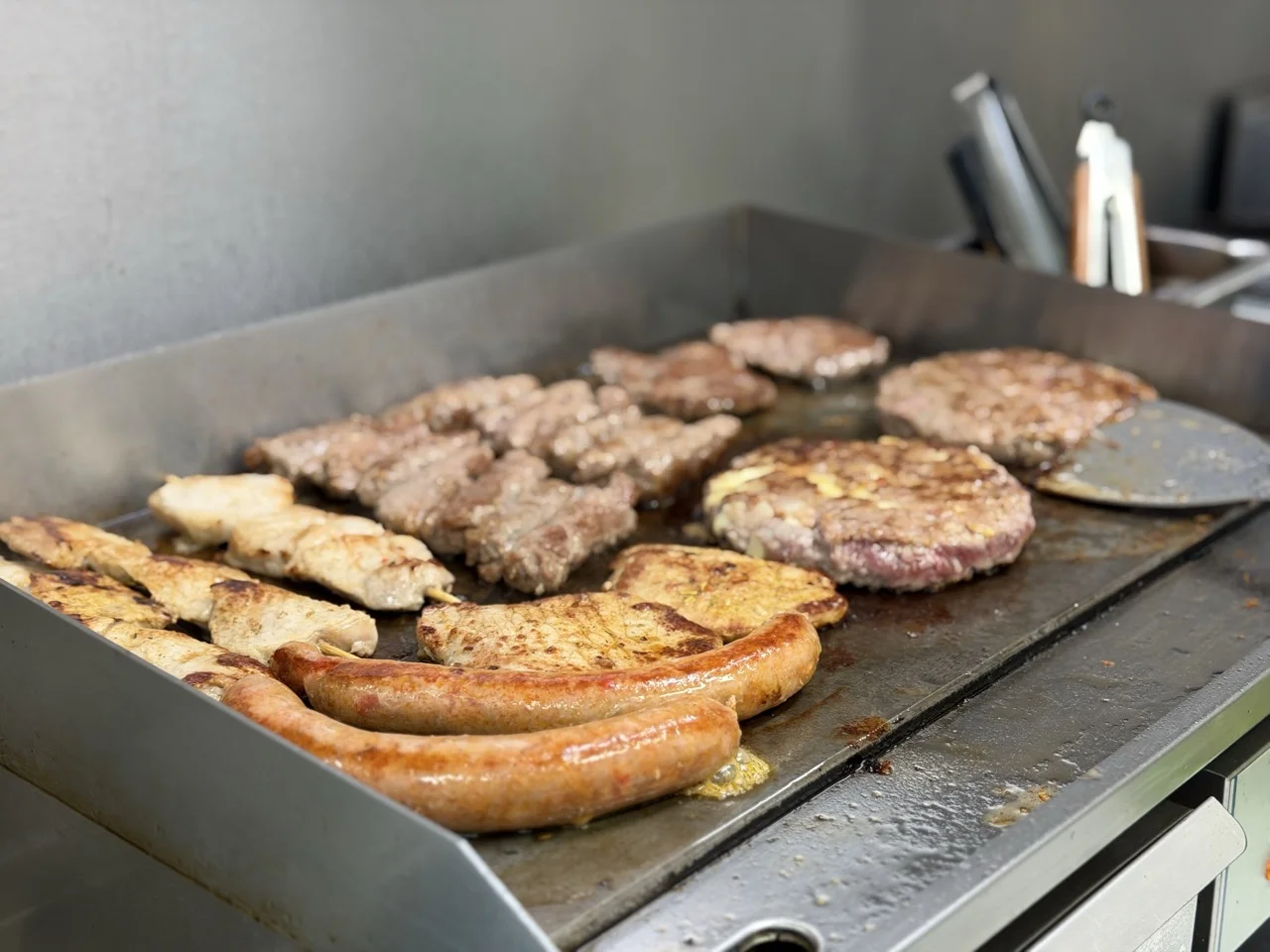 Frisches Grillfleisch bei L&L Balkanflammen