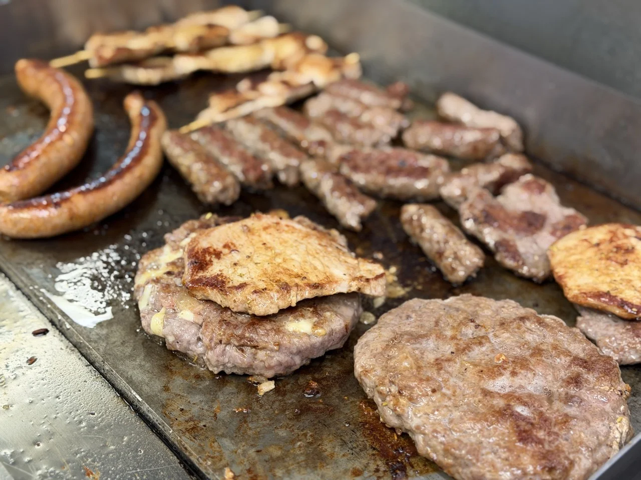 Bratwurst auf dem Grill, Nahaufnahme