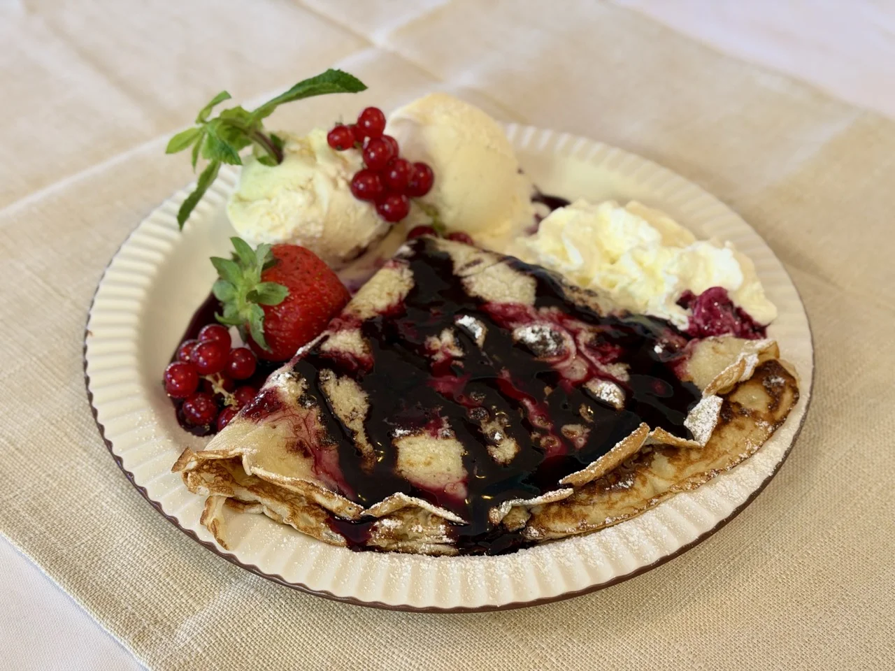 Palatschinken mit Beerensauce und Eis