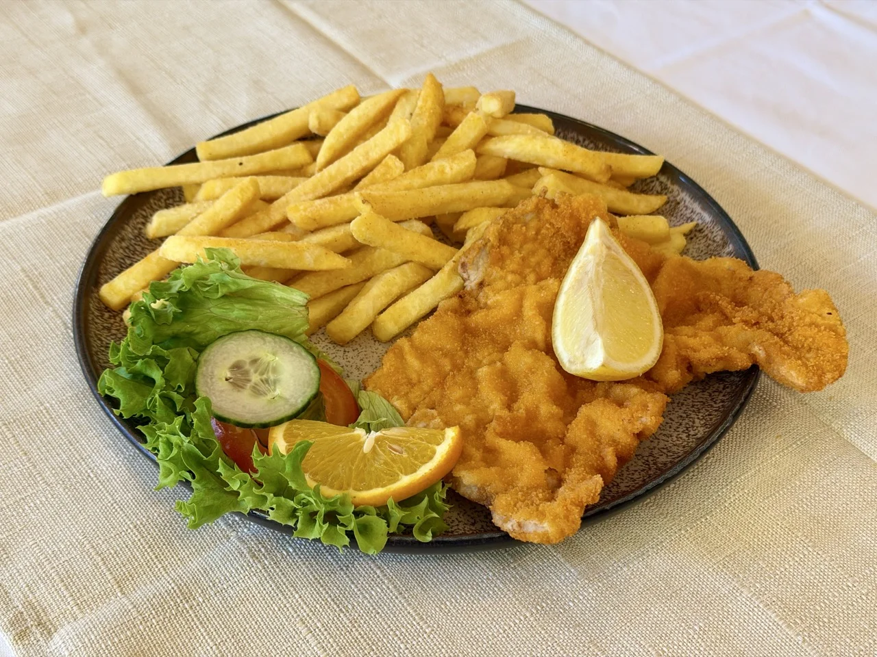 Schnitzel mit Pommes und Salat