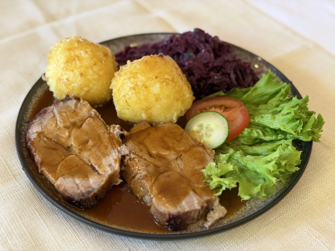 Schweinebraten mit Knödel und Blaukraut